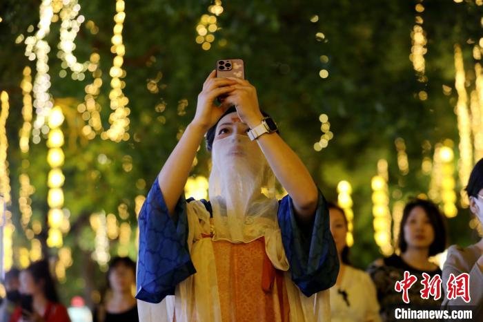 图为游客在大雁塔景区拍照留影。　张远 摄