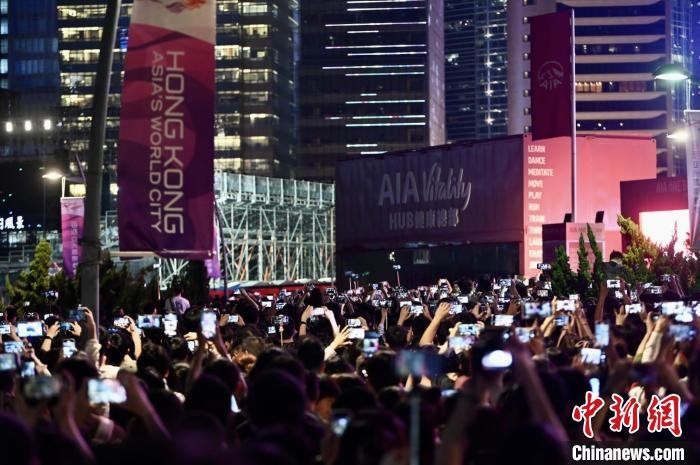5月13日，周杰伦“嘉年华世界巡回演唱会2023香港站”在中环举行，演唱会热度居高不下，会场外聚集大批无缘入场的歌迷。中新社记者 李志华 摄
