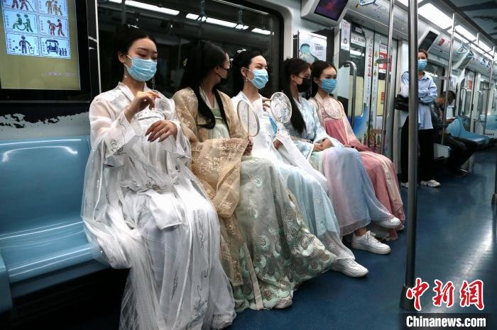 图为西安地铁上身着汉服的少女。　张远　摄
