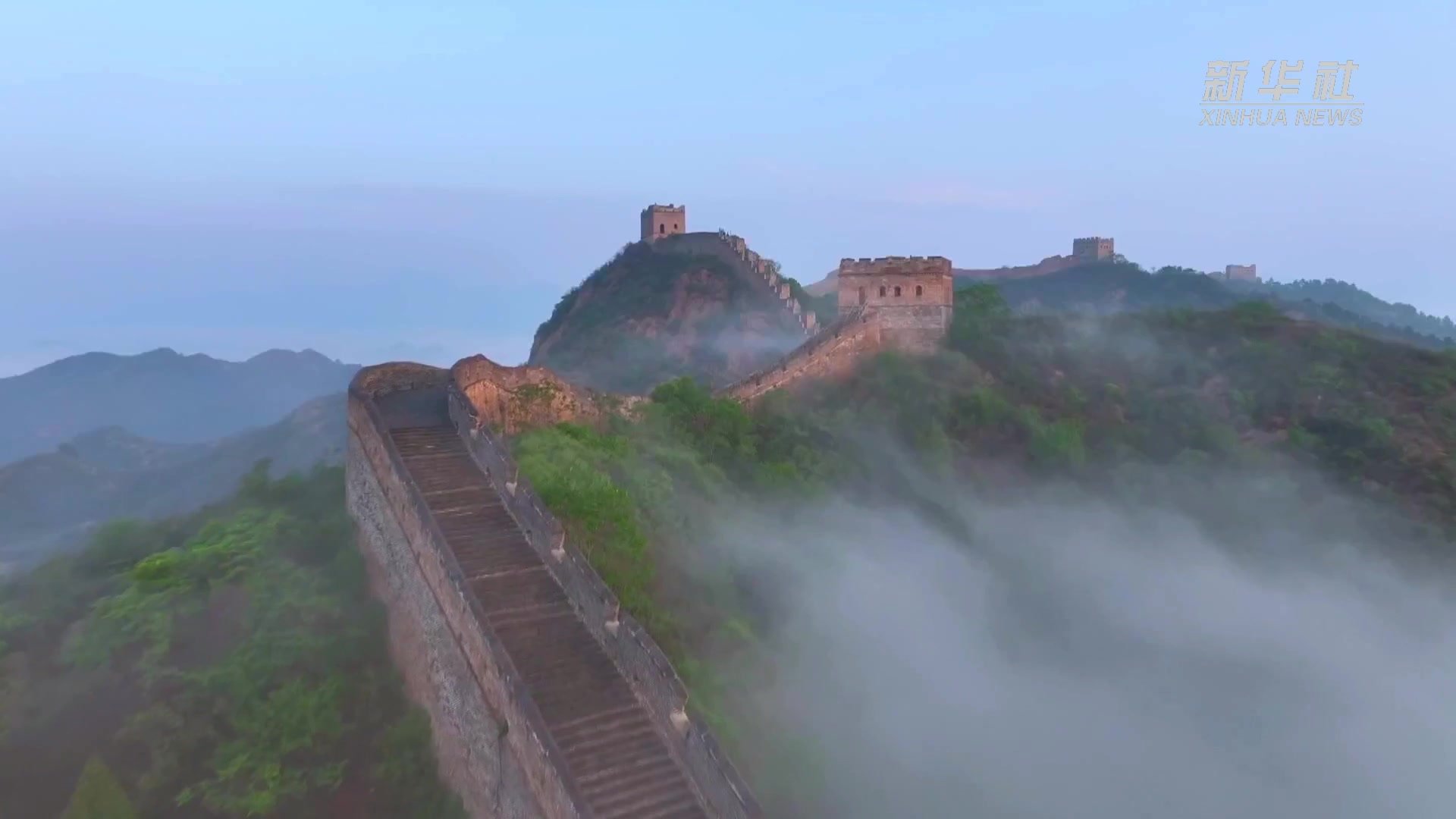 金山岭晨光盛景图图片