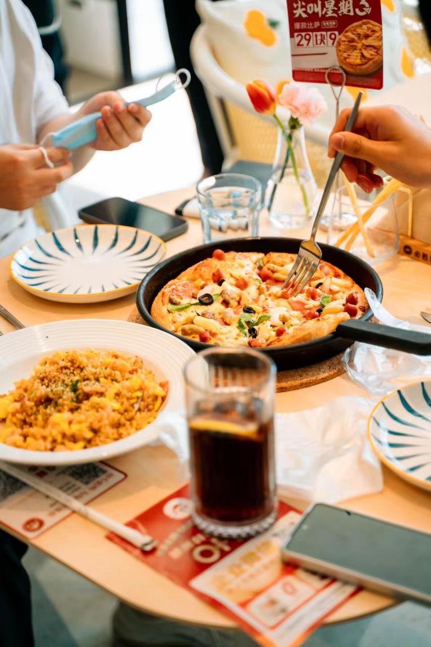 在豫首家同时入驻 肯德基、必胜客校园餐厅落户郑州科技学院