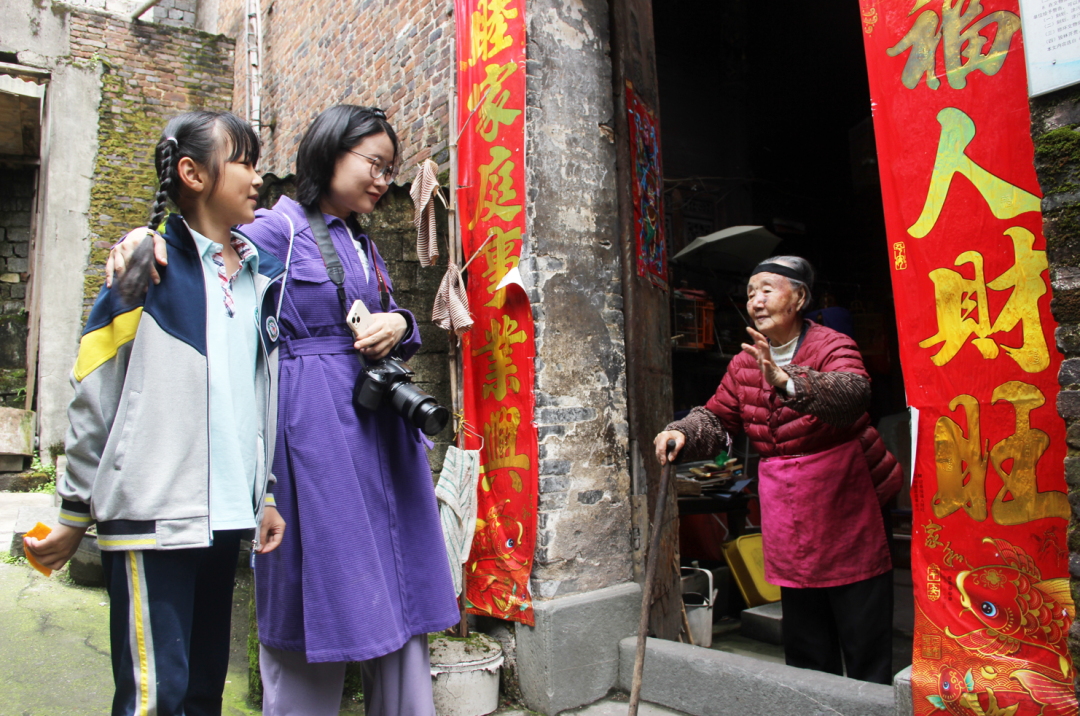 记者与一处老宅内的98岁老人交流。（全媒体记者 王湘琴摄）