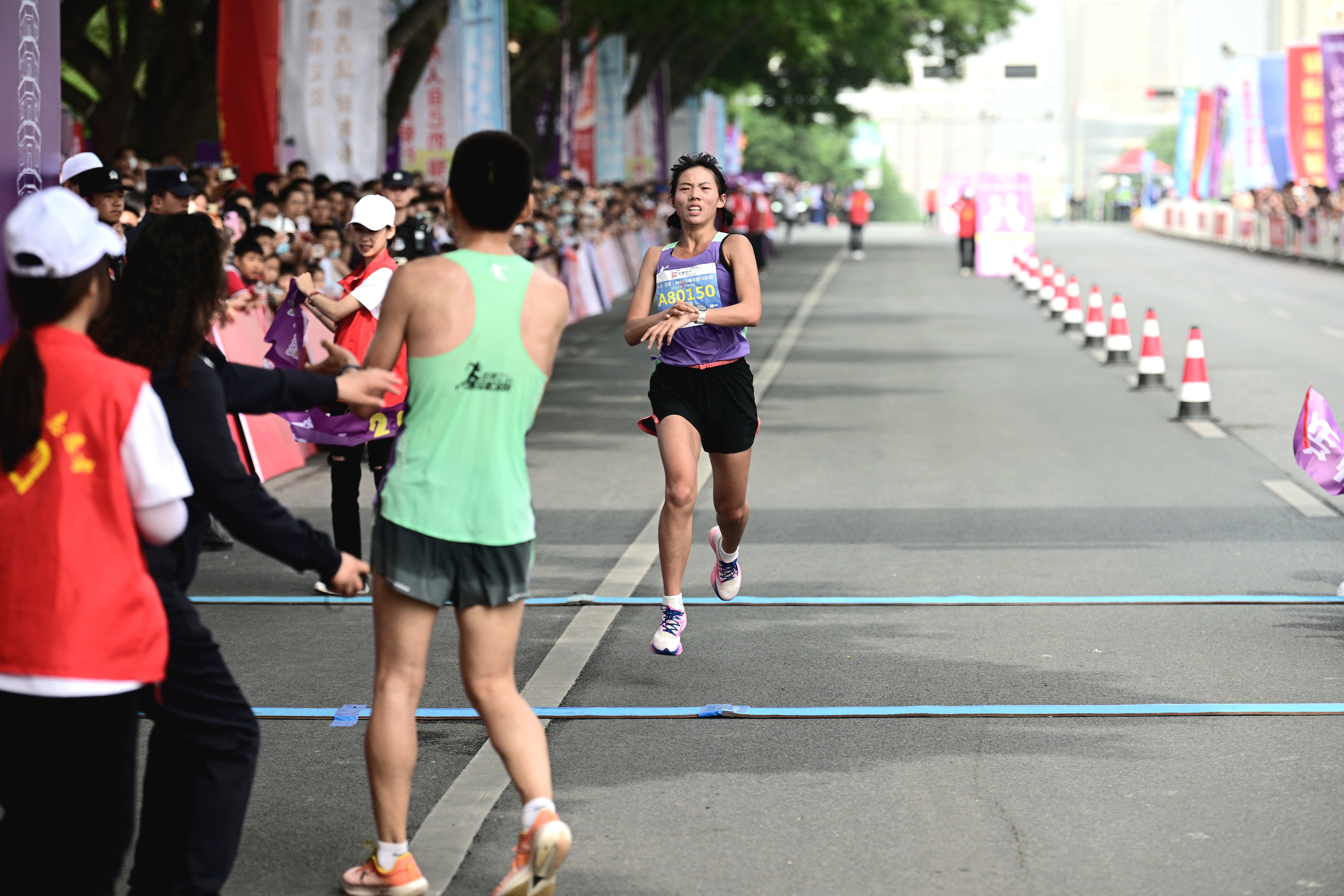 文博&middot;2023定州半程马拉松赛鸣枪开跑