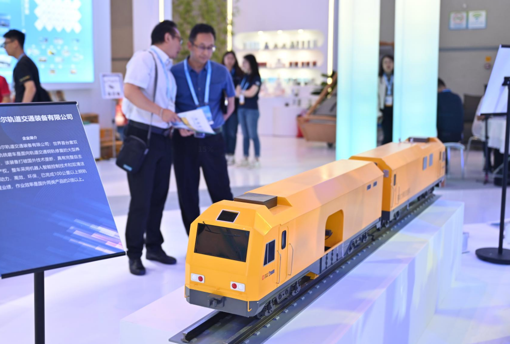 重庆拓博尔轨道交通装备有限公司GXM-2000E型双动力钢轨铣磨车模型
