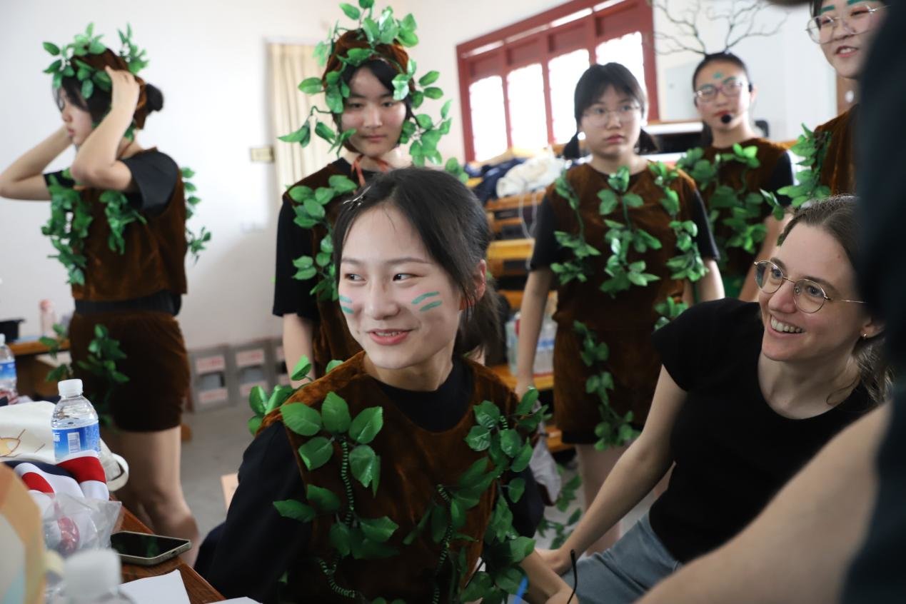 Megan Jenkins和一位同学对着镜子欣赏妆容