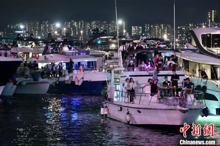 5月13日，周杰伦“嘉年华世界巡回演唱会2023香港站”在中环举行，吸引各地歌迷来港，有歌迷租借游艇来“打卡”。中新社记者 李志华 摄