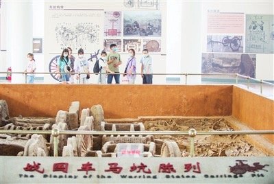 学生在长治市博物馆参观。 记者 田雨 摄