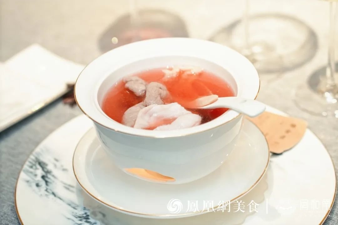 △用武夷山野生红菇熬制汤底，明艳似红霞