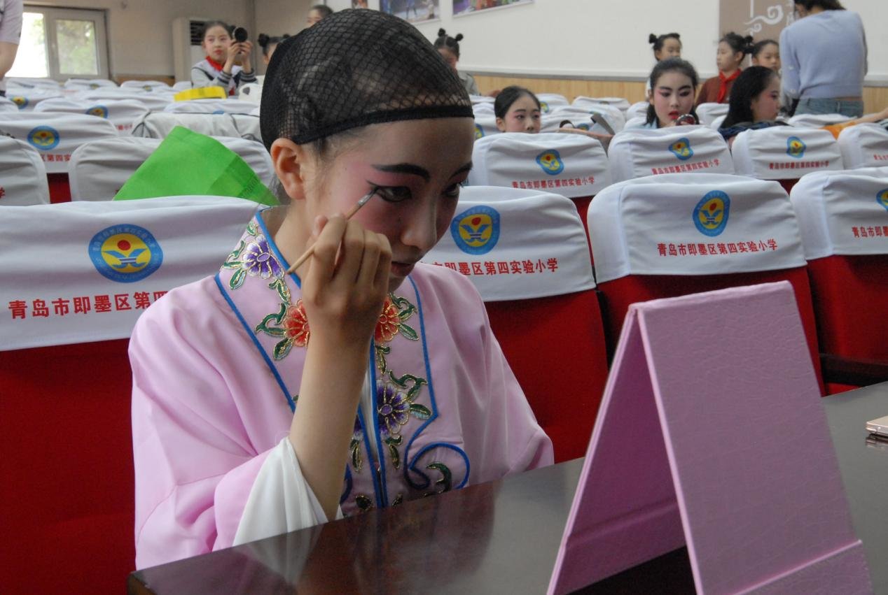 5月15日，即墨区第四实验小学柳腔剧社团的小演员在化妆