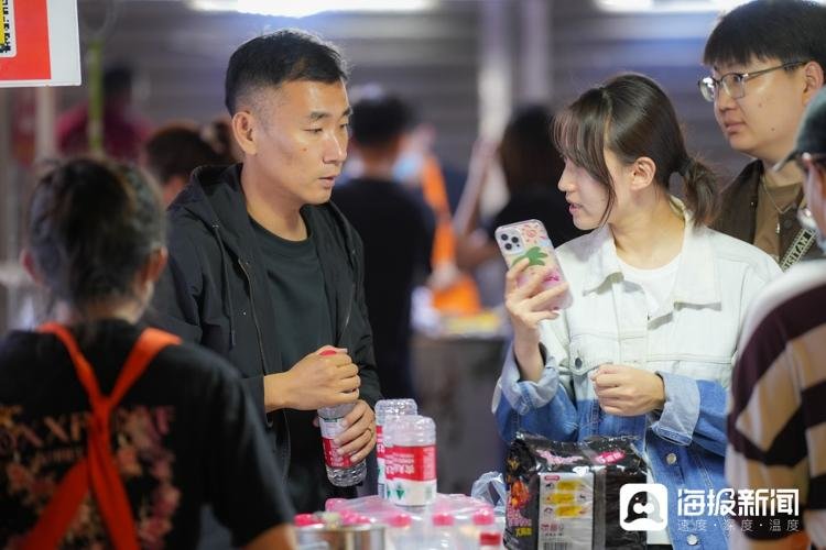 图:谢伟在夜市上遇到了自己的粉丝。(海报新闻记者 毕胜 摄)