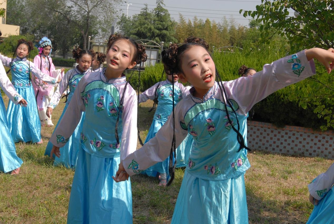 5月15日，青岛市即墨区第四实验小学柳腔剧社团的学生在排练中。