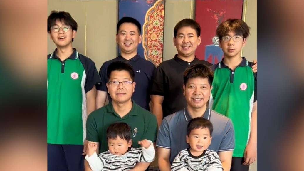 完全对称队形!女子晒家中3代人出4对双胞胎_凤凰网视频_凤凰网