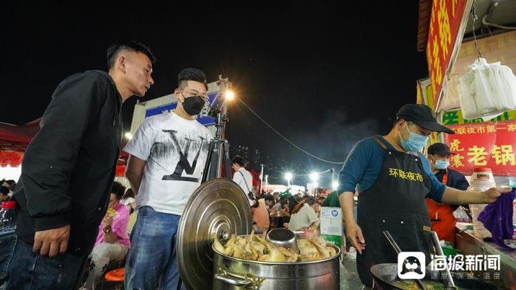 图:不仅自己播,谢伟还带着商户们一起播,在他的帮助下,老锅鸡汤2个月粉丝量涨了15万。从无到有,迈出这一步的商户还有很多。(海报新闻记者 毕胜 摄)