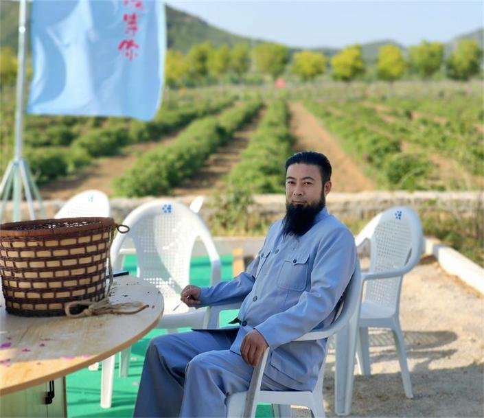 刘波在玫瑰采摘园留影