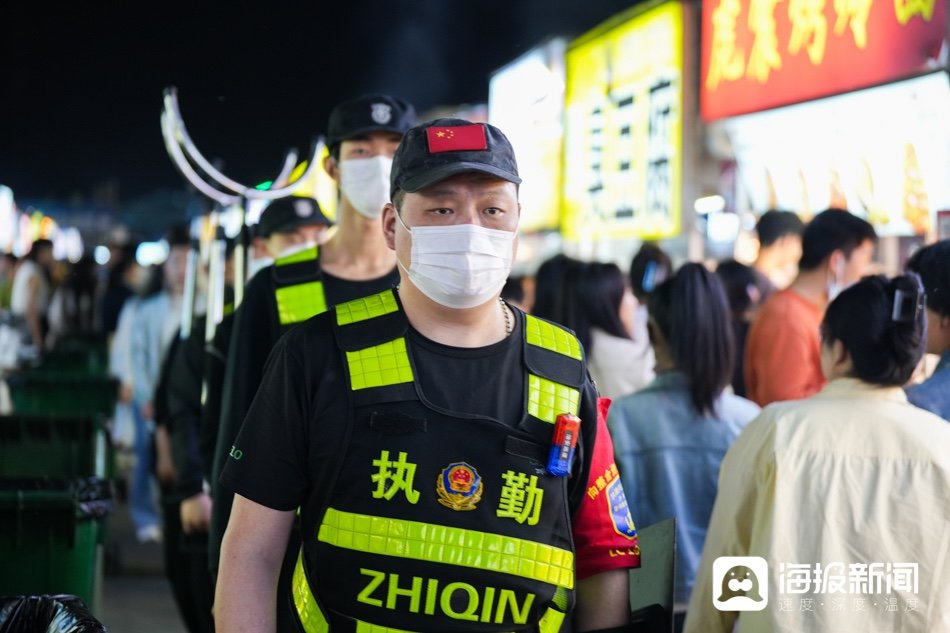 图:在夜市上时常会遇到一支保安巡逻队,处理纠纷,确保游客安全。谢伟也会带着他的团队检查商户们的进货渠道、摊位卫生、生产安全。(海报新闻记者 毕胜 摄)