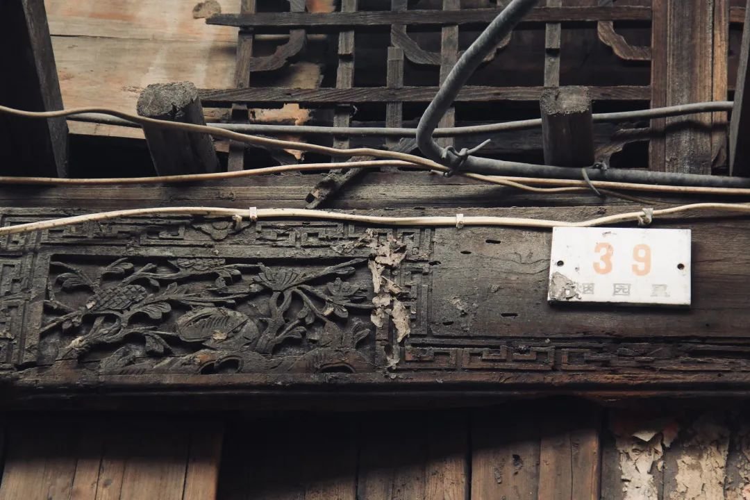 老宅的瓷质门牌号。（全媒体记者 罗虹 摄）