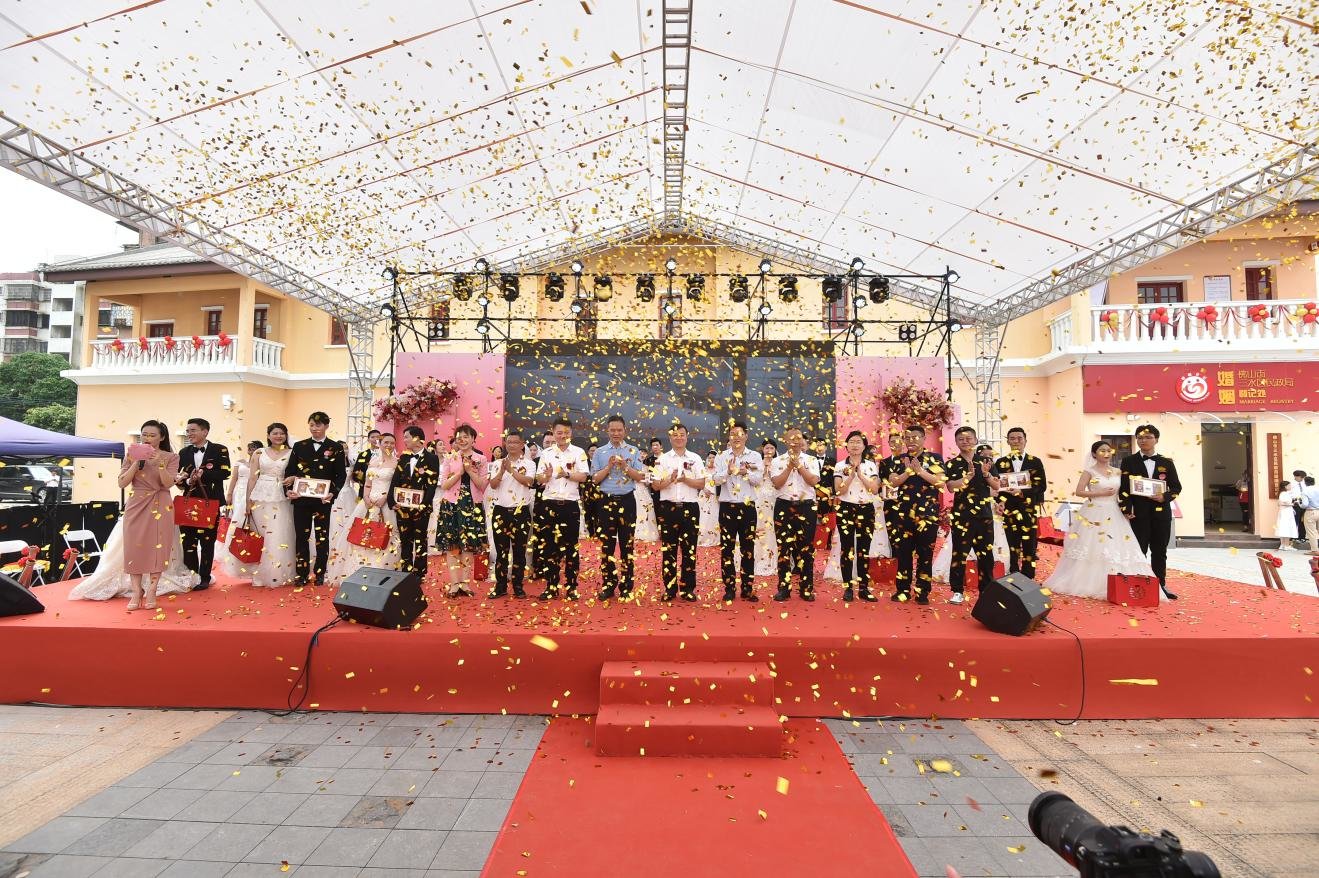 活动嘉宾与新人合影