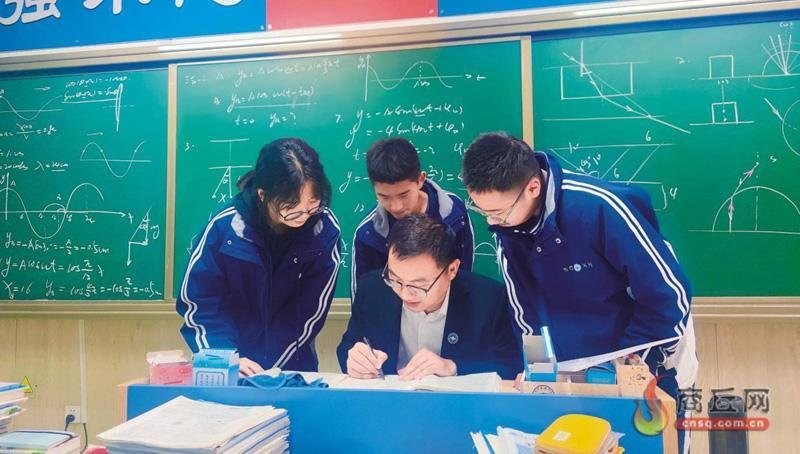 教师给学生辅导