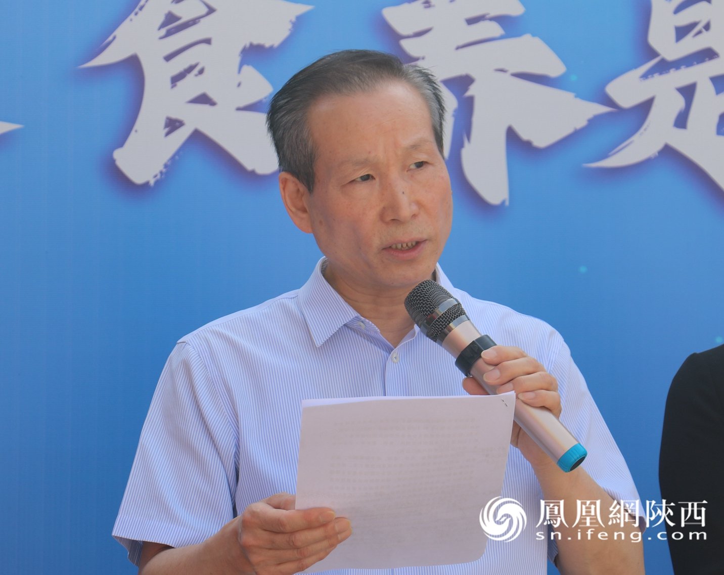 西安交大一附院2023年全民营养周主题宣传活动正式启动并举行义诊活动