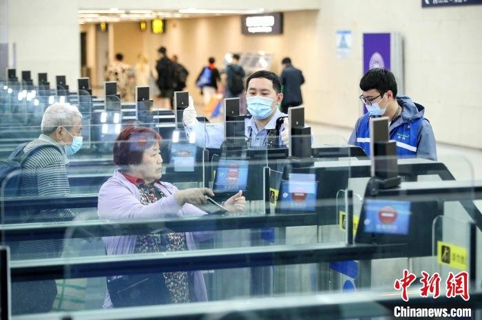 5月15日，山东出入境边防检查总站青岛机场边检站民警为入境旅客快捷通关提供操作指引。　解豪 摄