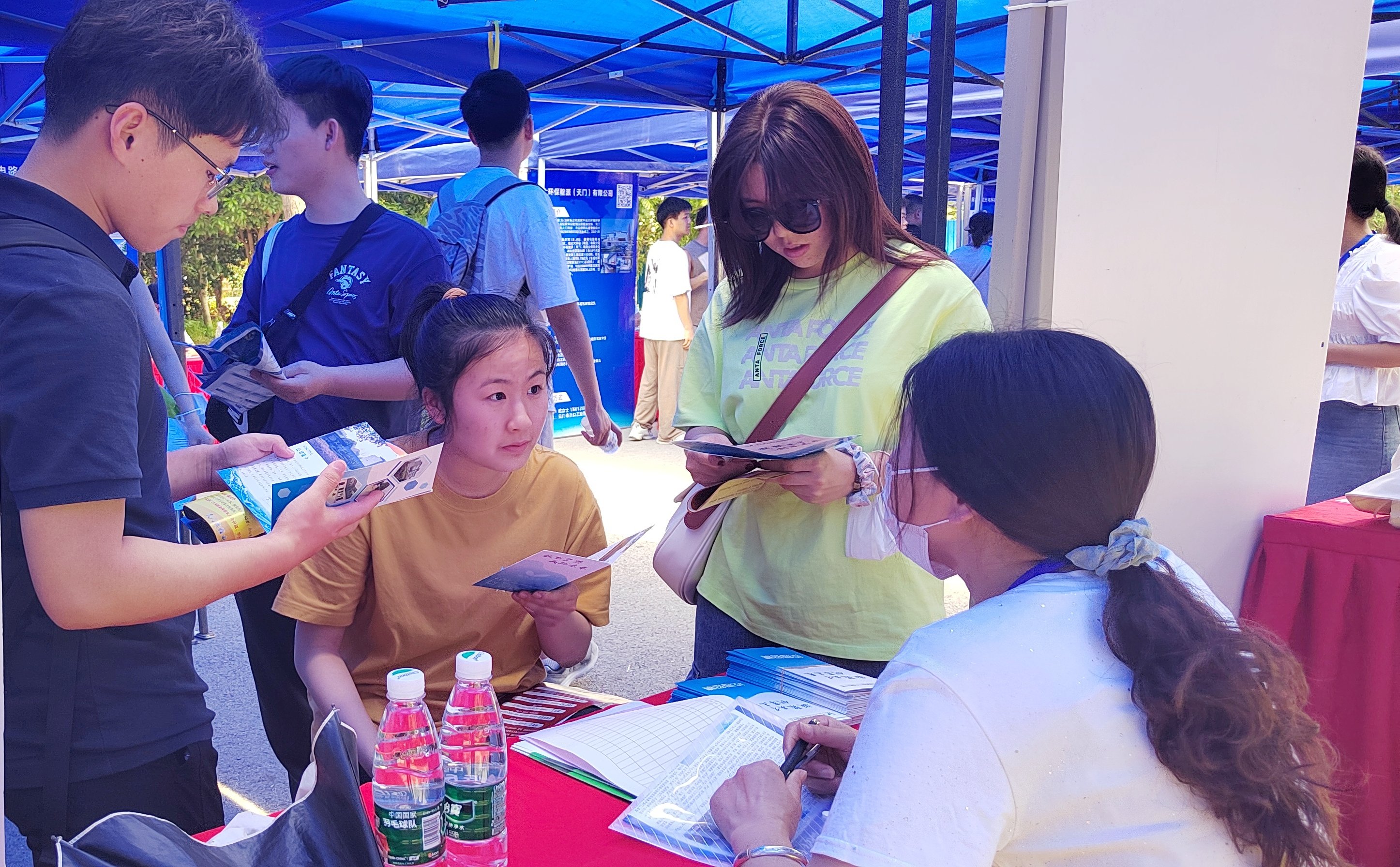 高校学子参加重点企业人才招聘会