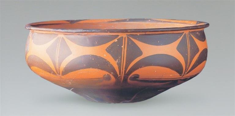 弧边三角纹彩陶盆 仰韶文化庙底沟类型 秦安县大地湾遗址出土