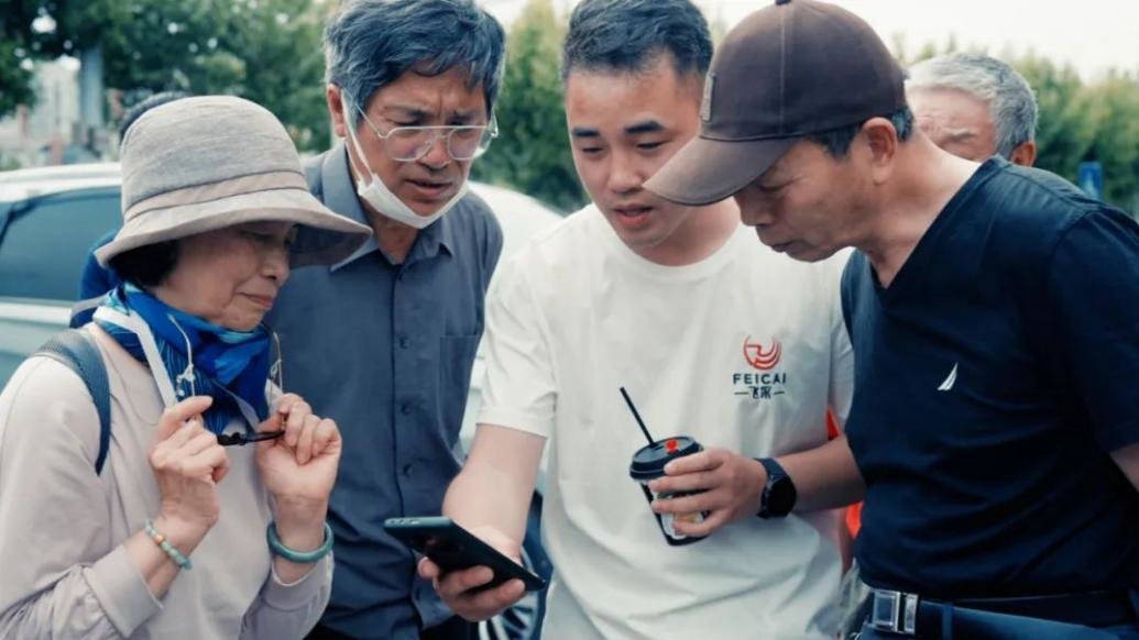 放下老人机、拿起无人机，上海这群老年人主动拥抱数字化