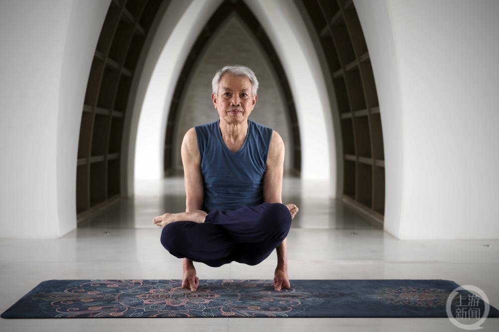 雷长根展示莲花支撑式.