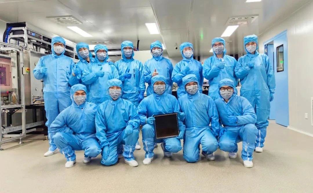 2023年2月25日,脉络能源首片大面积(30cm*30cm)钙钛矿光伏组件正式下线