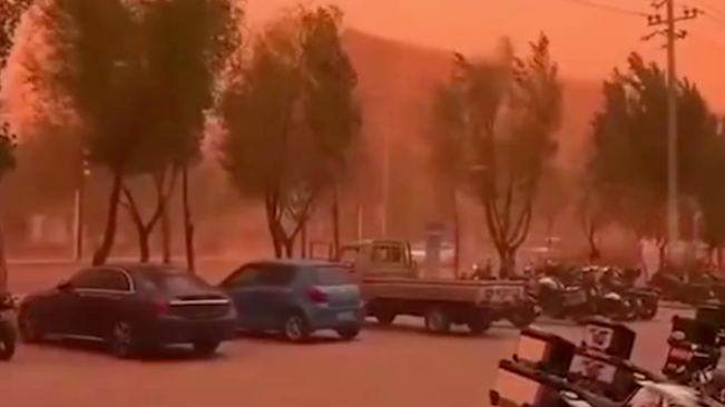 内蒙古局地现强沙尘暴,红色沙墙遮天蔽日,当地赛乌素机场有航班被取消_凤凰网资讯_凤凰网
