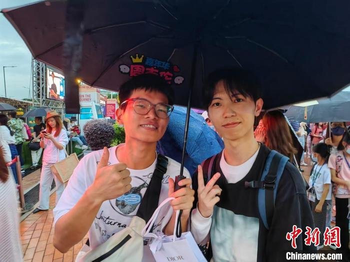 5月13日，周杰伦“嘉年华世界巡回演唱会2023香港站”在中环举行，吸引各地歌迷来港，内地歌迷彭同学(右)与邓同学(左)接受中新社记者采访。中新社记者 刘大炜 摄