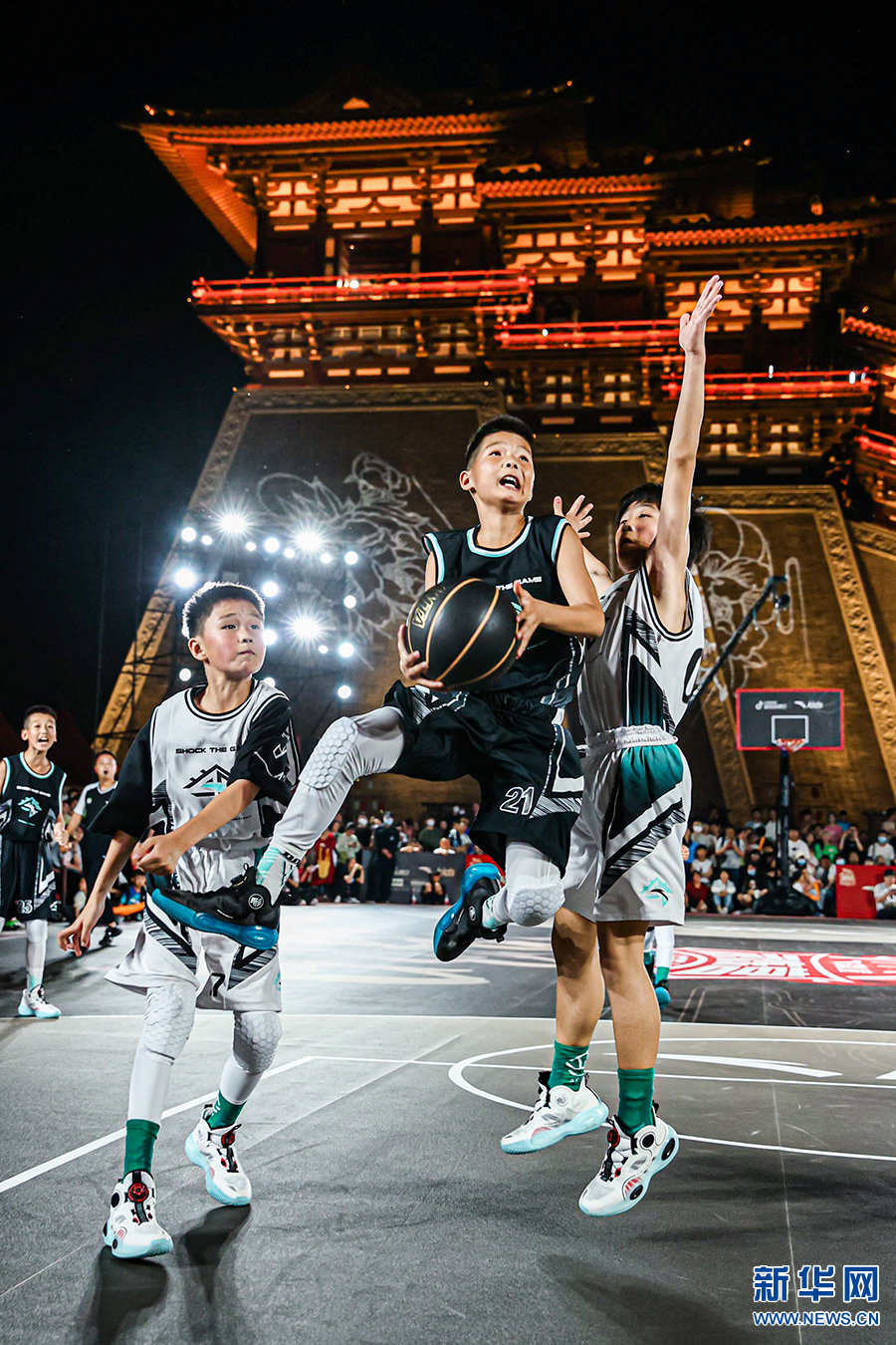 5月13日，比赛中的小球员。