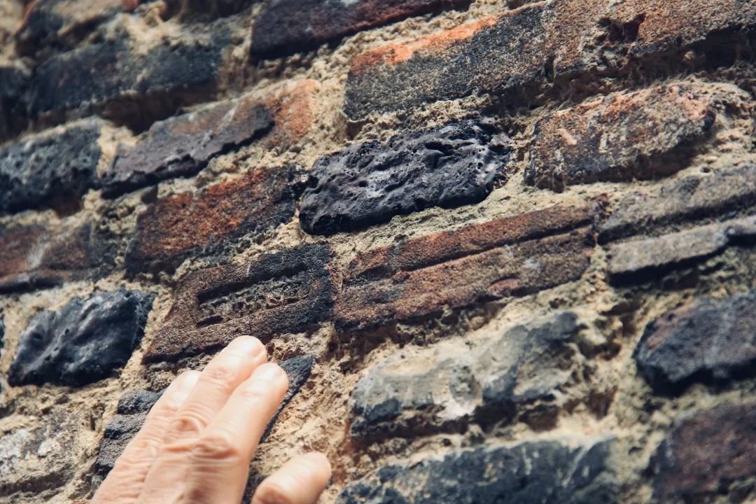 窑砖墙。（全媒体记者 罗虹 摄）