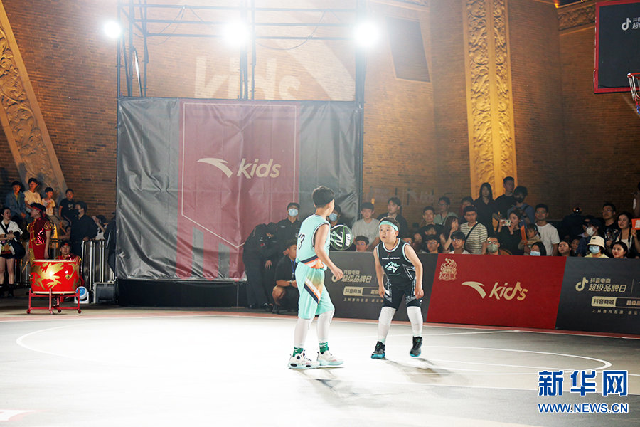 5月13日，安踏儿童篮球顽炼营2023年夏季精英联赛在河南洛阳应天门景区开打，华中赛区的武汉和洛阳两支球队，经过角逐，最终洛阳队获胜，捧得了奖杯。