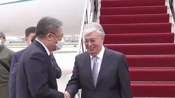 哈萨克斯坦总统抵达西安 接机仪式设陕北秧歌表演