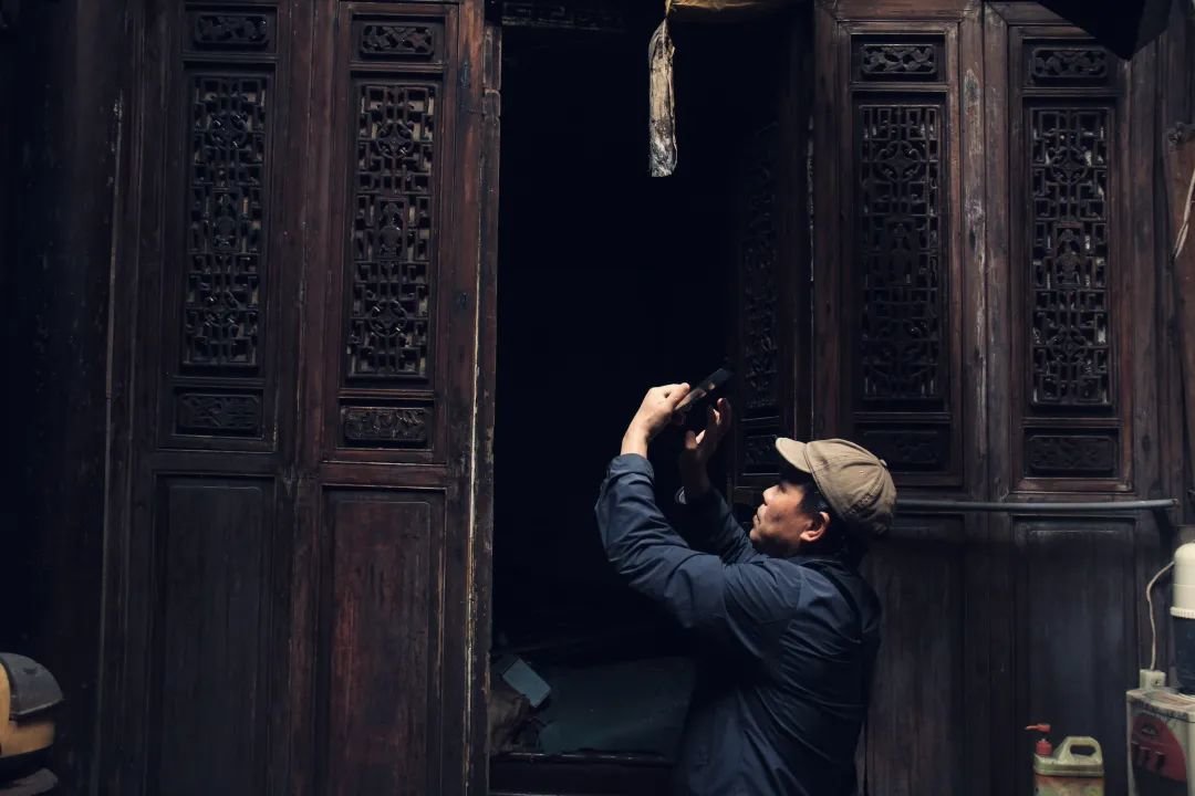 白光华不停地用手机记录。（全媒体记者 罗虹 摄）