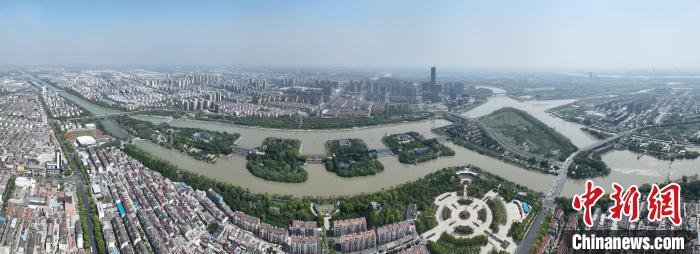 该枢纽将发挥“优化水资源配置、保障群众饮水安全、复苏河湖生态环境、畅通南北经济循环”的生命线作用。　泱波 摄
