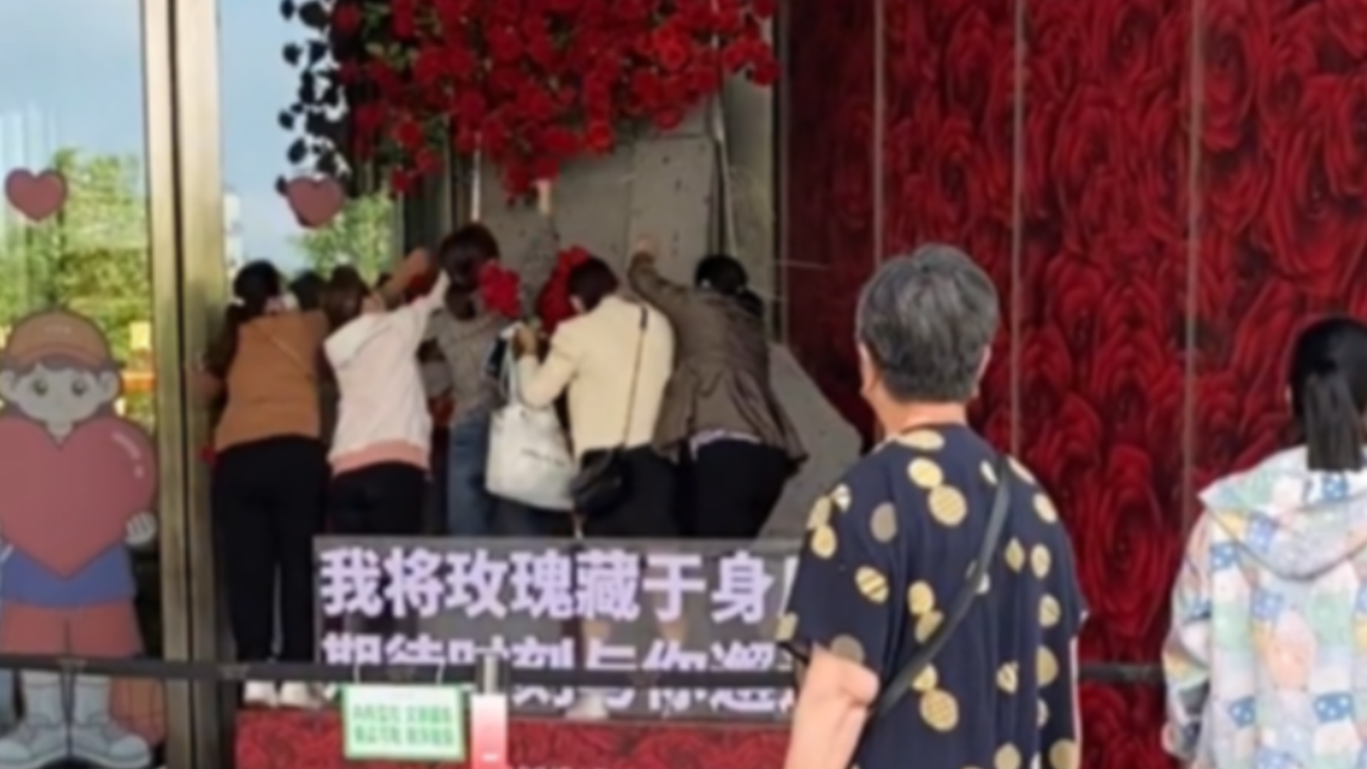 520还没到，商场玫瑰花装饰就被大妈们薅秃了