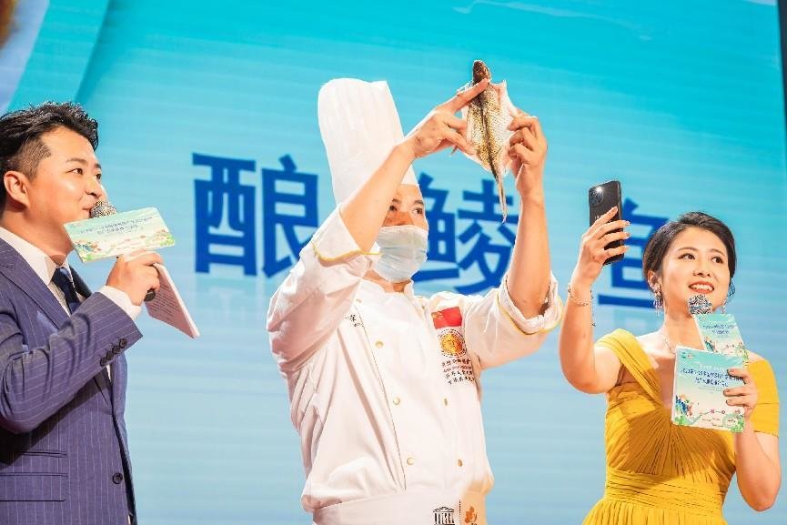 图：名厨现场展示“起鲮鱼”刀工技艺