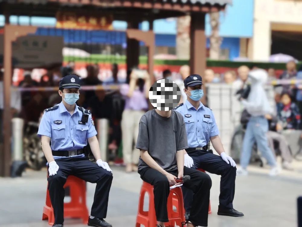 千人围观！定南县人民法院在广场审判一起“帮信罪”刑事案件