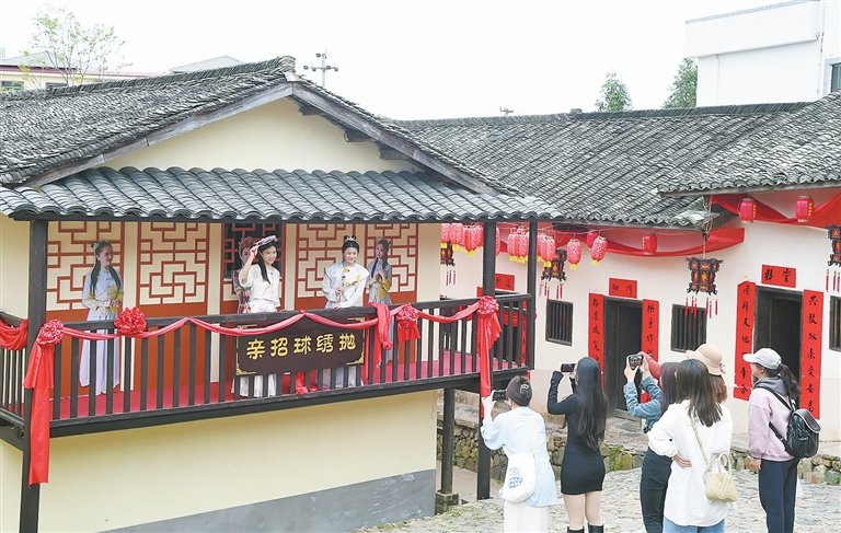 招亲抛绣球，情定围龙屋。