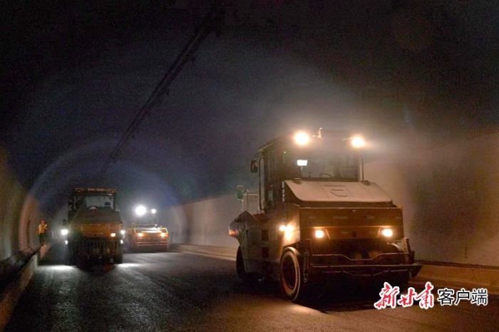 天水2号隧道进入路面铺筑