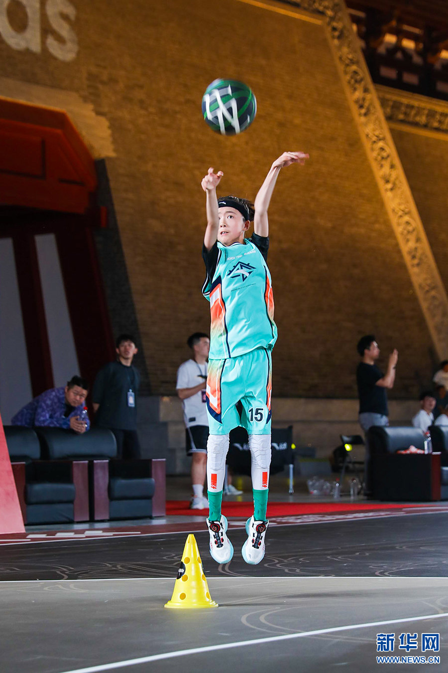 5月13日，小球员正在赛前热身。