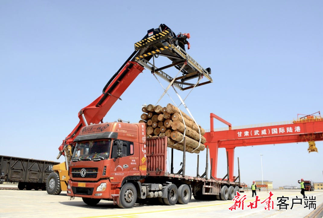 甘肃（武威）国际陆港木材装车