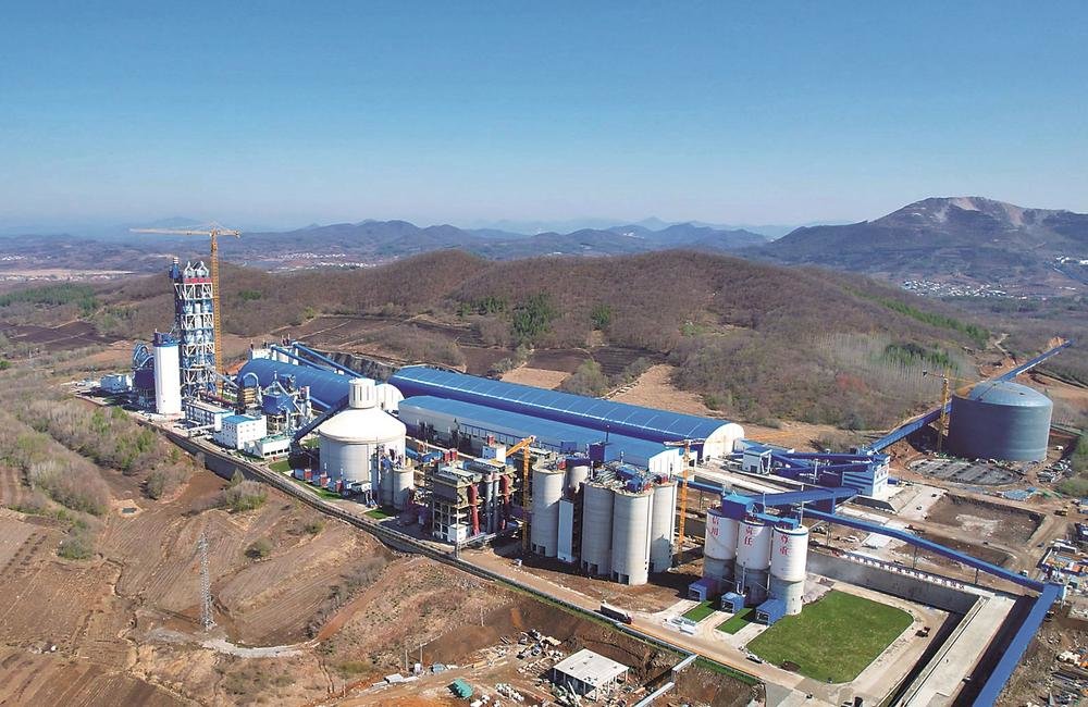 近年来,磐石市把项目建设作为高质量发展的“压舱石”,全力推进传统产业延链补链强链,新兴产业集聚集约集群,形成了金属冶炼、医药健康、新材料三大主导产业。图为磐石冀东水泥项目航拍照片。本报记者 丁研 摄