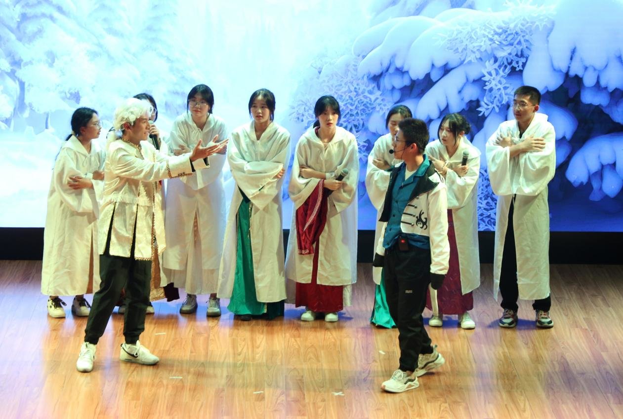 黄山市休宁中学学生精彩演绎英文音乐剧《冰雪奇缘》