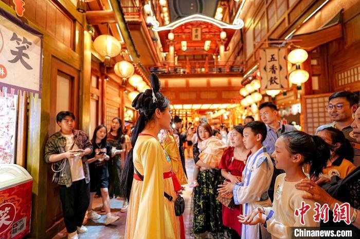 图为游客在“长安十二时辰”沉浸式唐风市井生活街区体验、游览。　滕瀚　摄