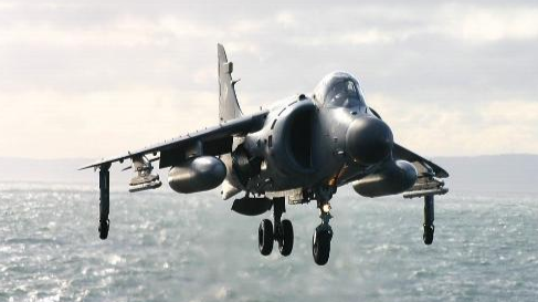 “鹞式战斗机”是如何实现垂直起降的？