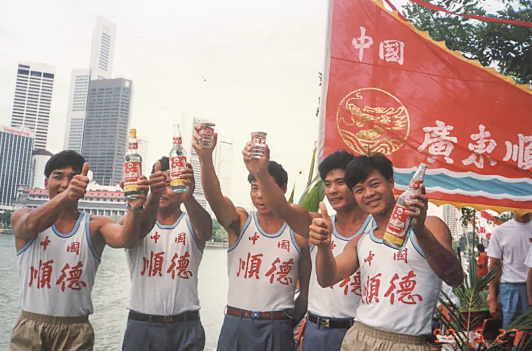 ▲ 顺德龙舟队夺得第一届亚洲龙舟锦标赛的4项冠军，高举红米酒欢呼的镜头，红米酒也因此成为顺德龙舟赛庆功的指定用酒。