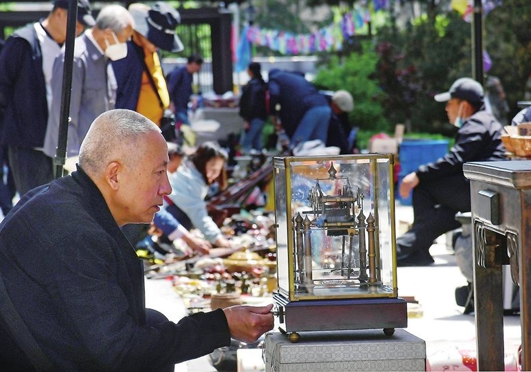 5月13日，第31届全国票证收藏交流大会、奇石古玩钱币博览会在万柏林区小井峪文化产业园开幕，吸引了全国各地的藏友前来交流、交易。赵世凯 张昊宇 摄